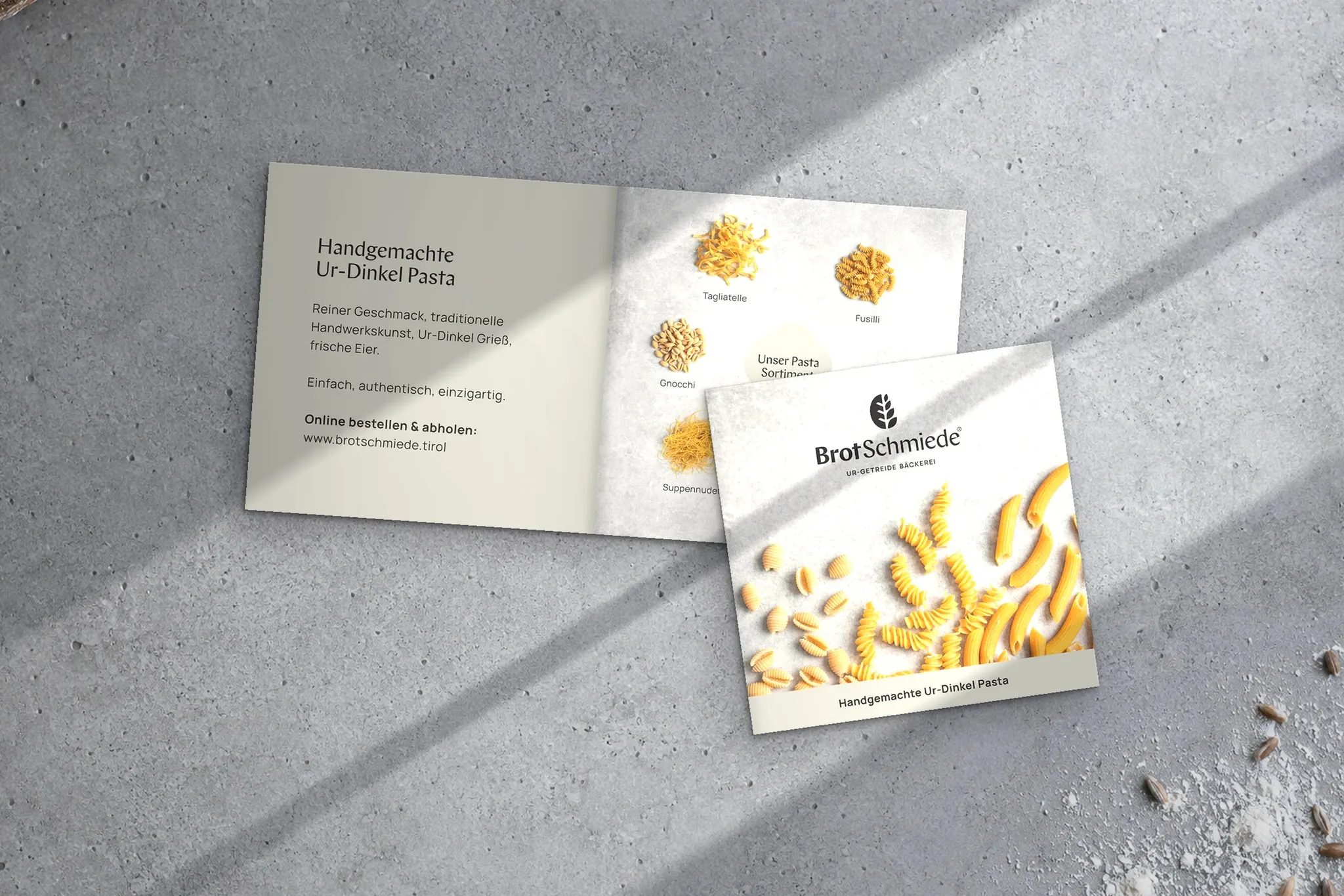Quadratischer Folder „Handgemachte Ur-Dinkel Pasta“ der BrotSchmiede