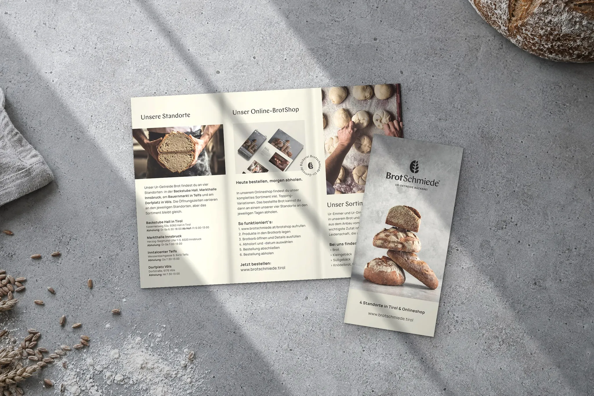 Sechsseitiger Wickelfalz-Folder der BrotSchmiede mit Standorten, Online-Shop und Sortiment