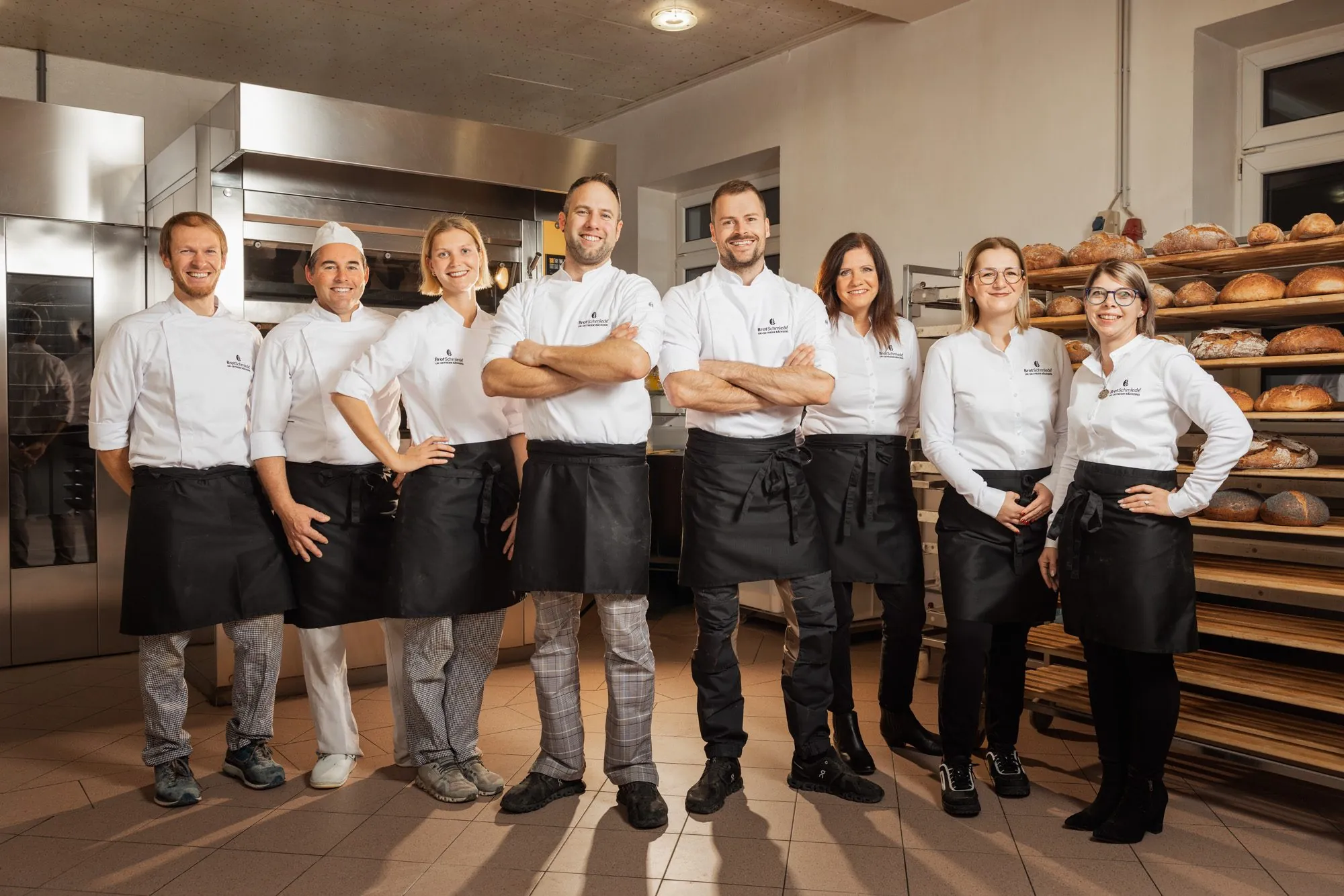 Das gesamte Team der Brotschmiede in der Backstube