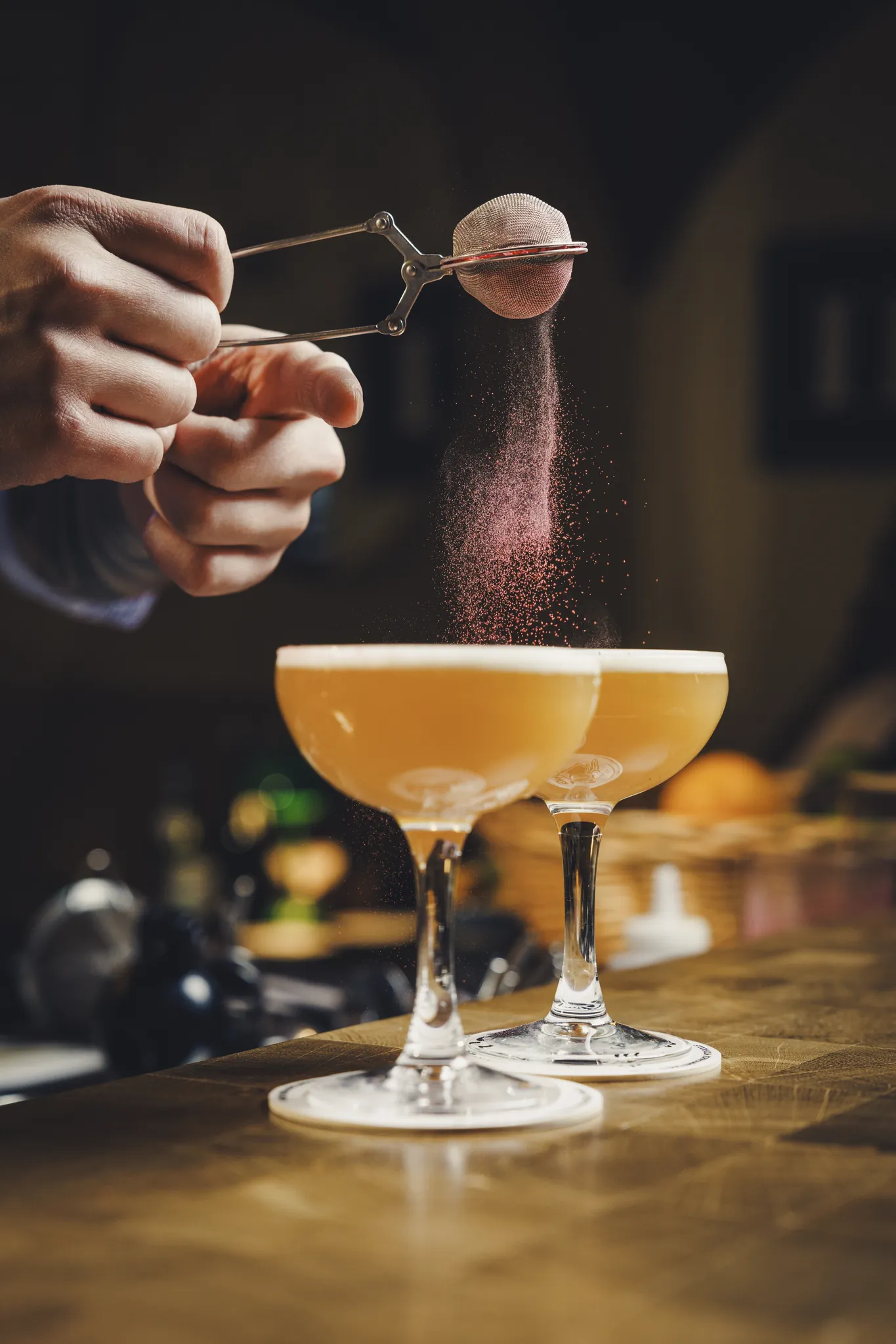 Cocktails werden an der Bar des CONG mit Pulver bestäubt