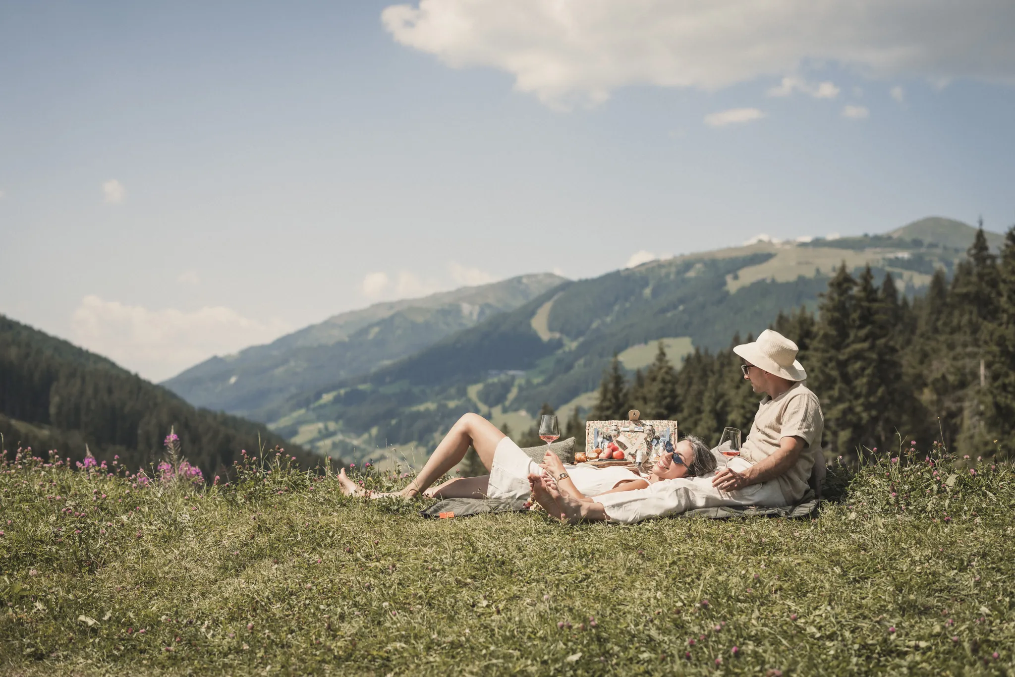 Picknick auf einer Bergwiese über dem Zillertal, Content für DAS GERLOS