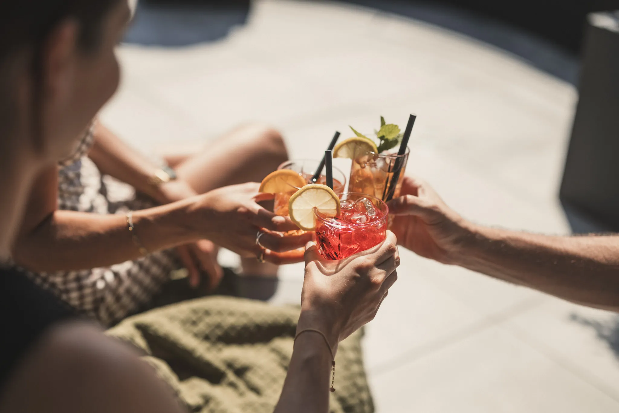 Zwei Gäste stoßen auf der Dachterrasse mit Spritz an