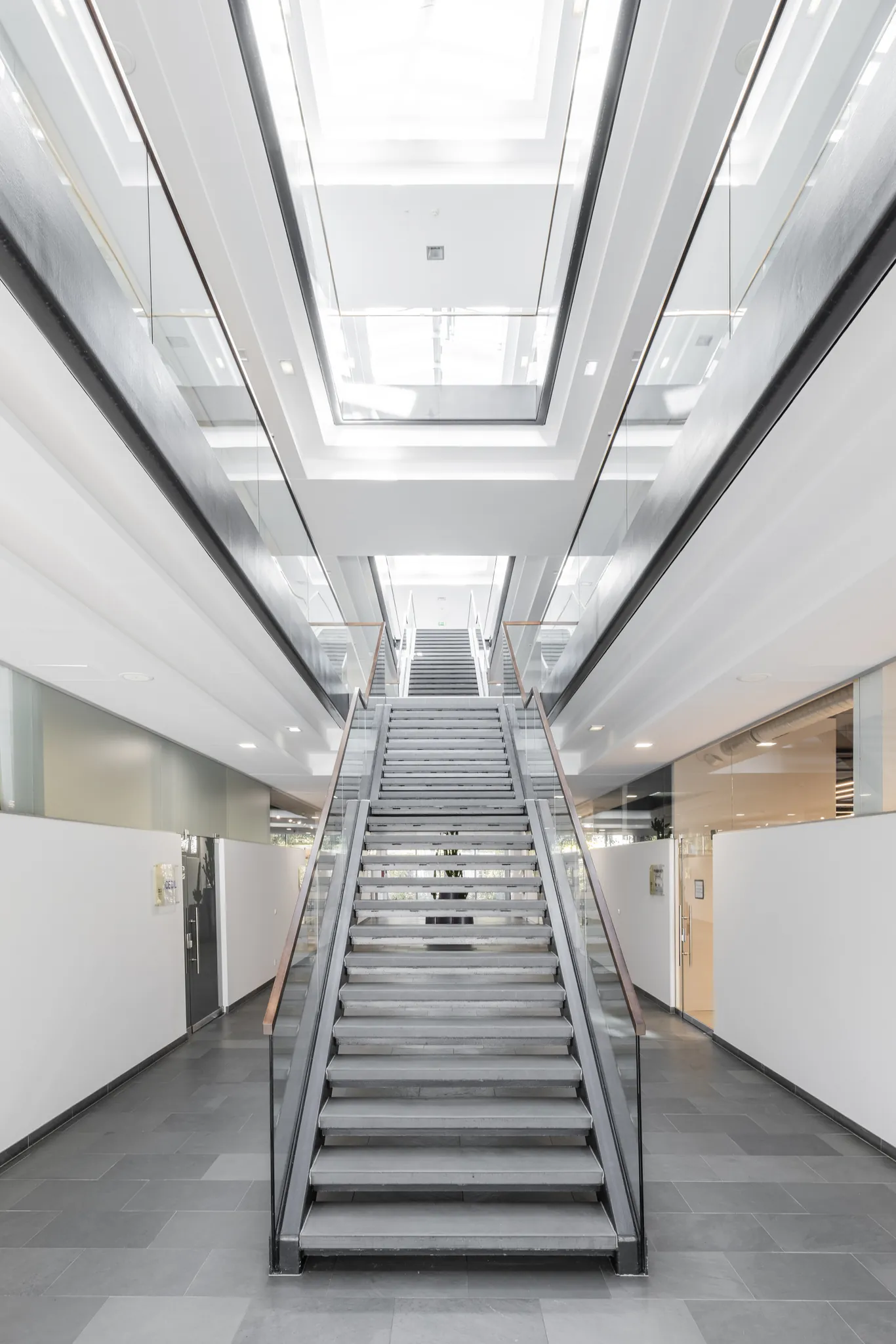 Symmetrische Treppe im lichtdurchfluteten Atrium des Fashionpalais
