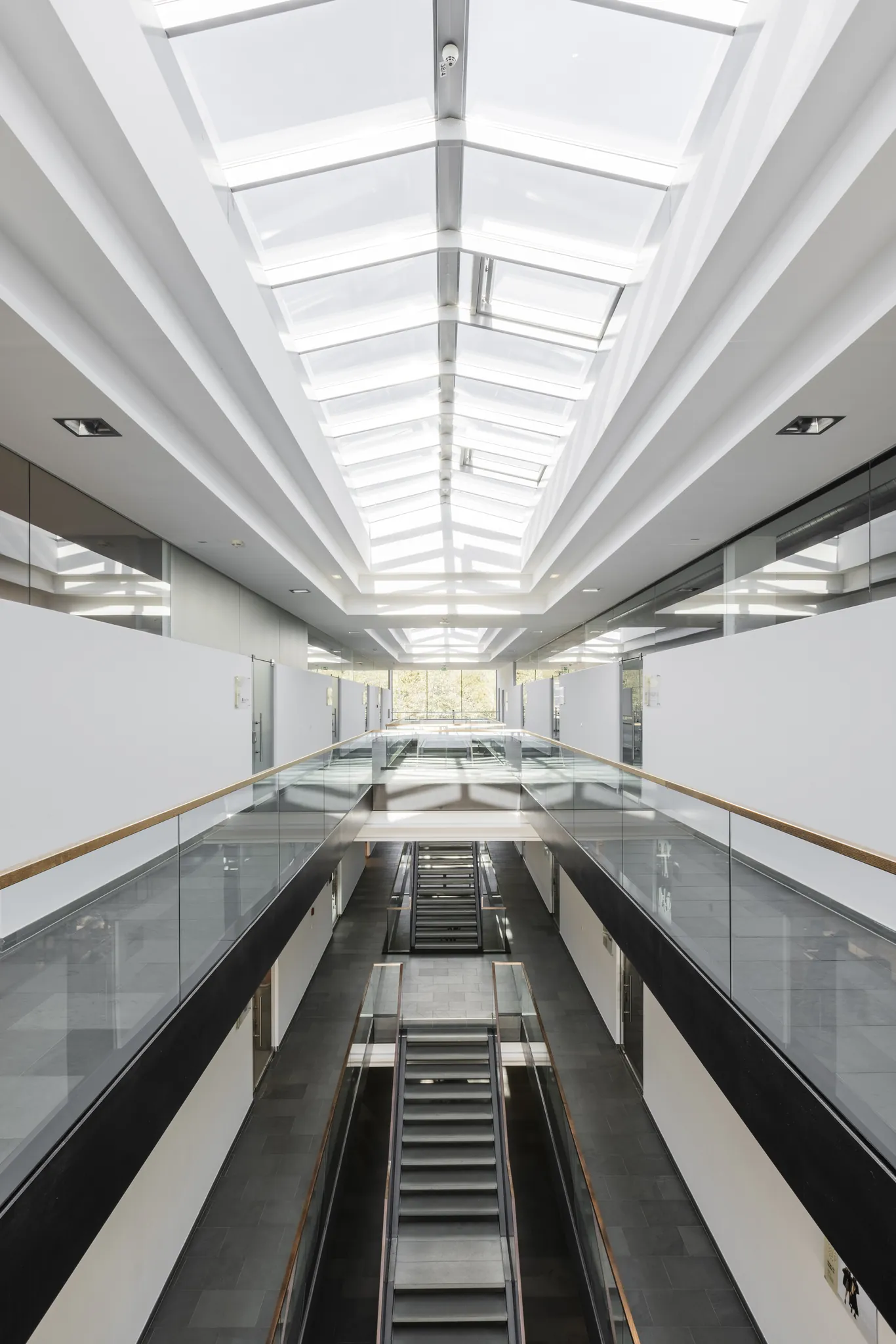 Blick durch das Atrium mit Glasdach über mehrere Etagen im Fashionpalais