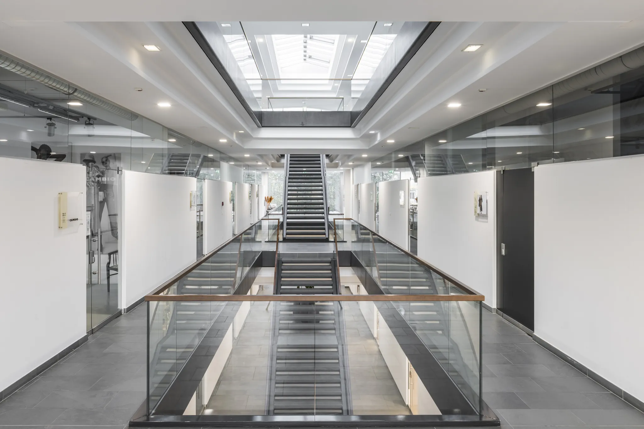 Atrium des Fashionpalais mit Glasgeländern und Oberlicht
