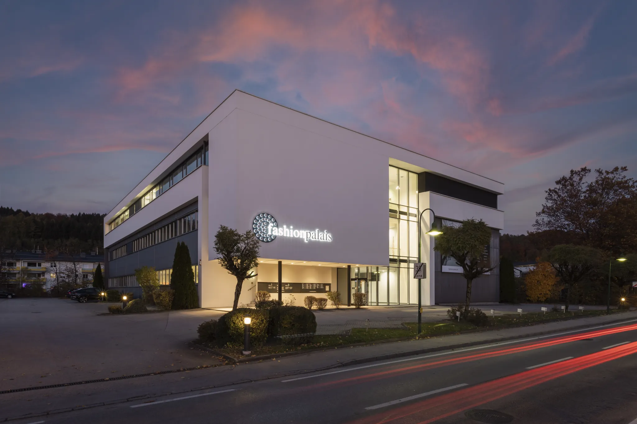 Fashionpalais in Bergheim bei Salzburg in der Abenddämmerung mit rosa Himmel