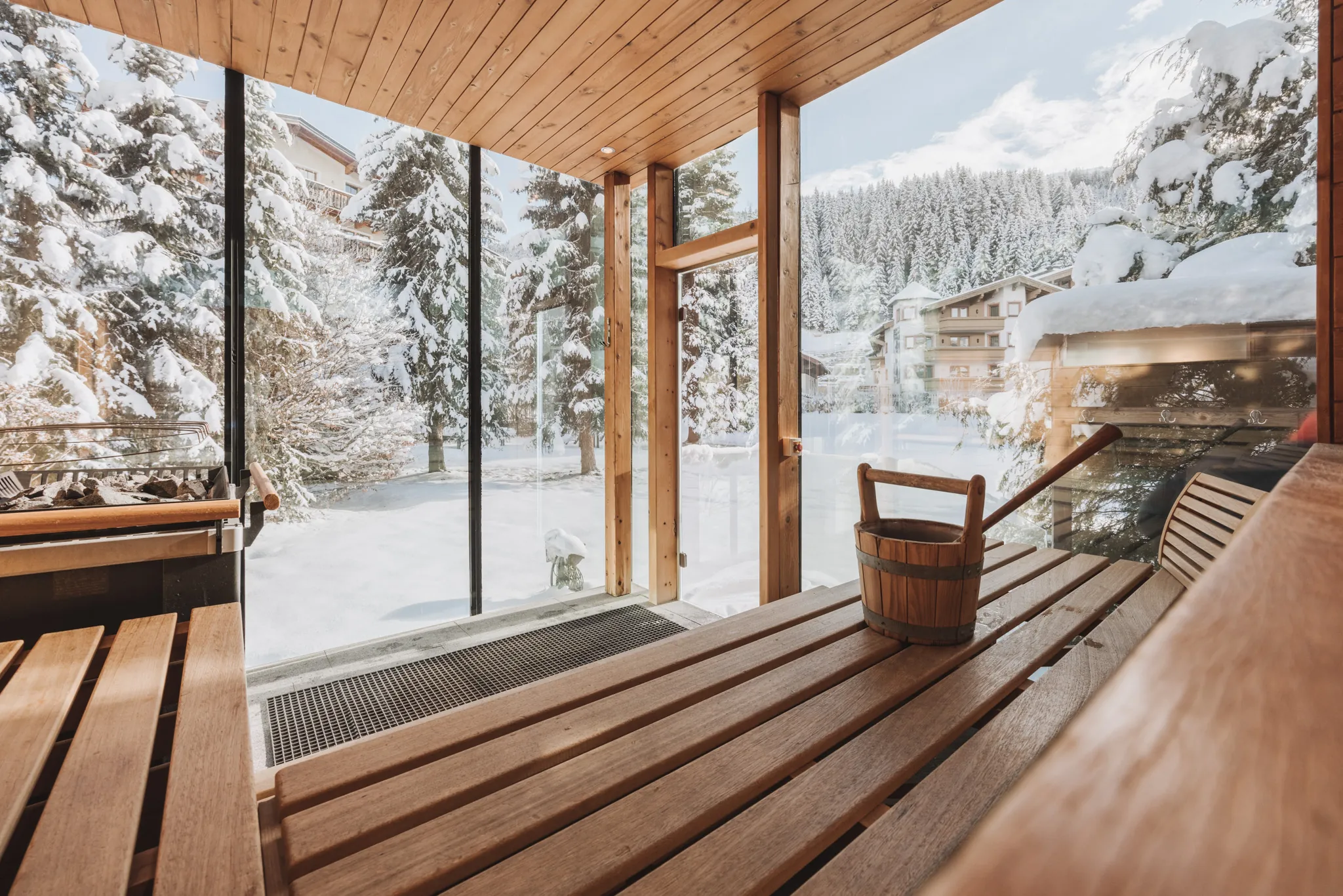 Panoramasauna mit Blick in den verschneiten Garten, Hotel Gaspingerhof