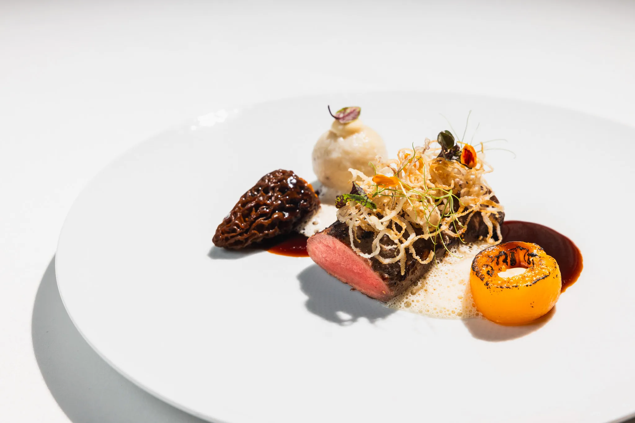 Fleischgang mit Morchel, gebratenem Kürbis und knusprigem Kartoffelnest