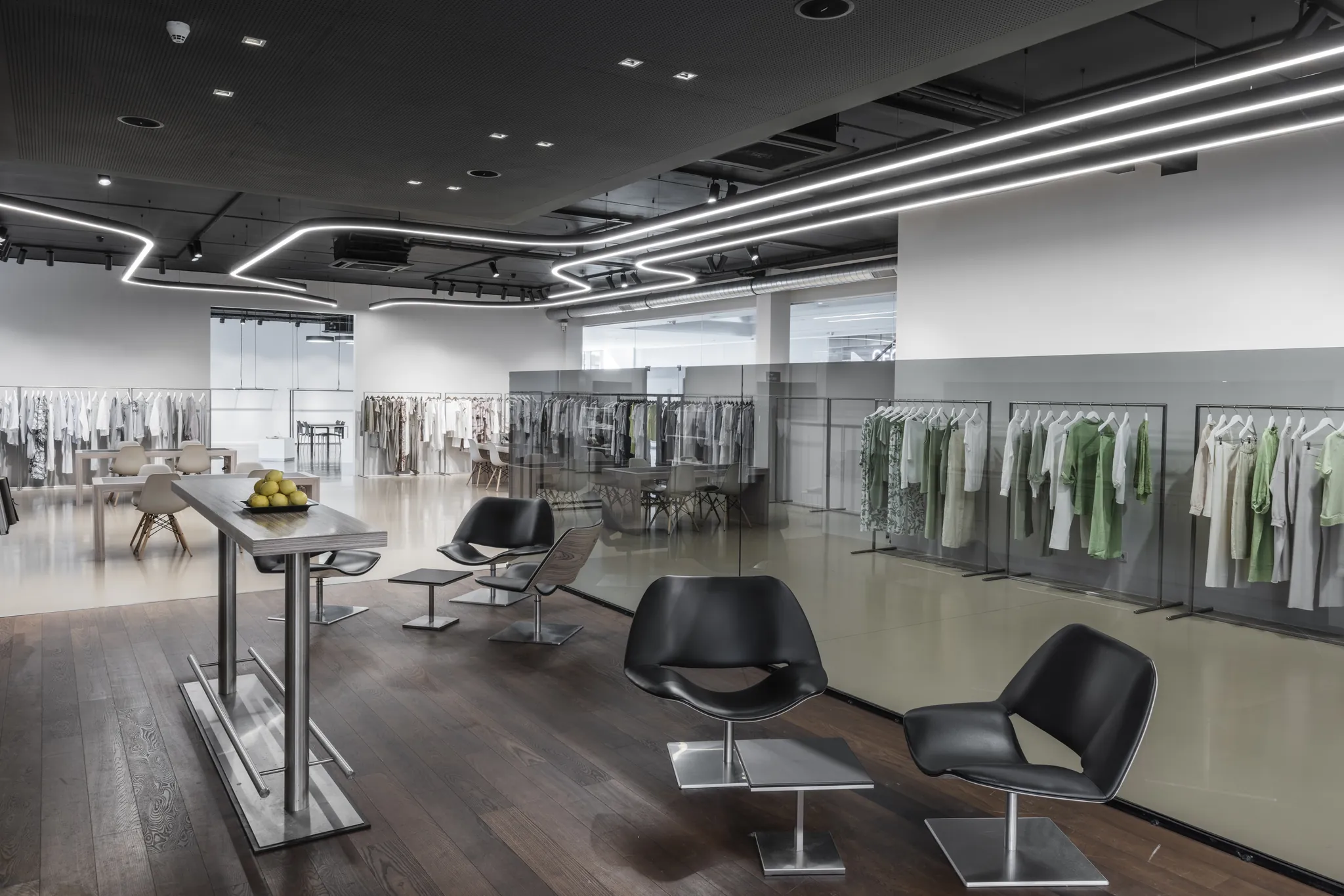 Besprechungsbereich mit schwarzen Sesseln im Showroom der Modeagentur KLAUS