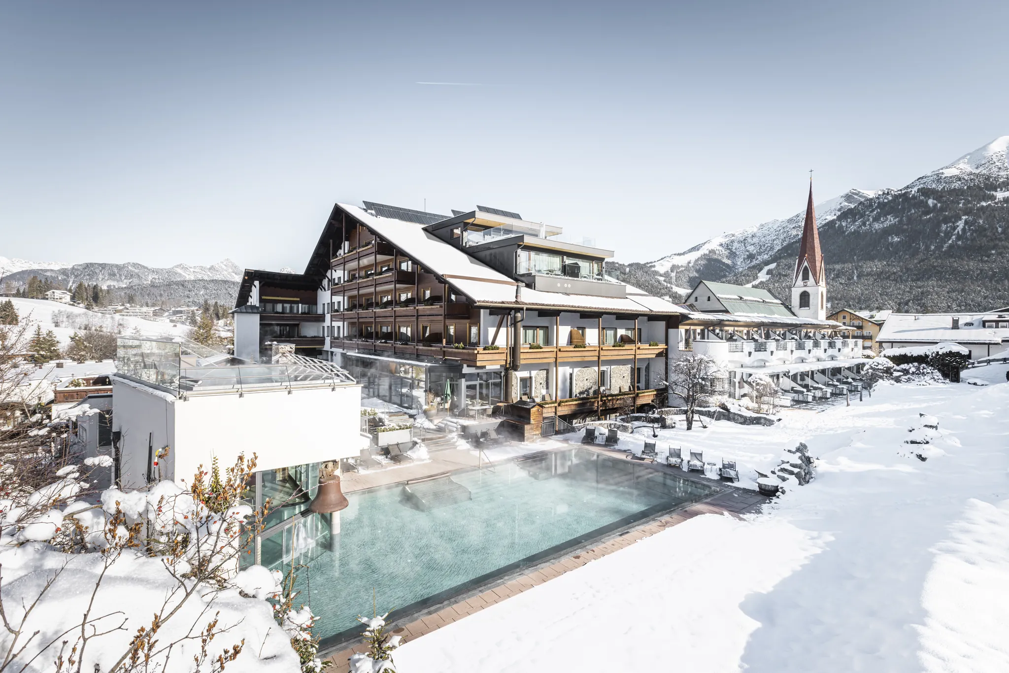 Hotel Klosterbräu im Winter, verschneite Außenansicht