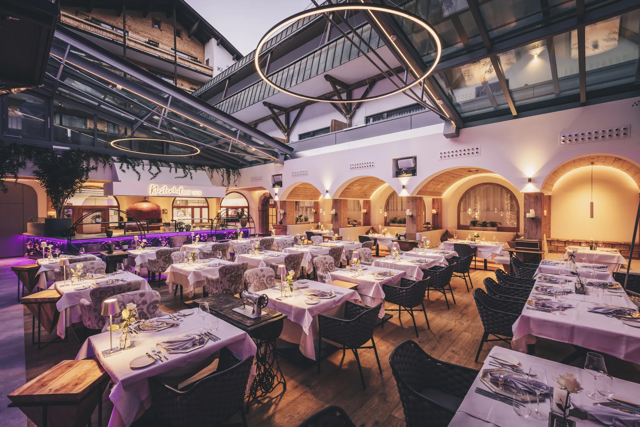 Innenhof des Hotel Klosterbräu mit historischen Mauern, Seefeld in Tirol