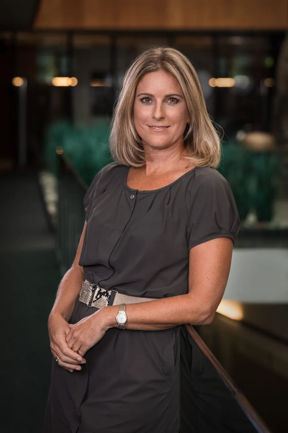 Portrait einer Unternehmerin in dunklem Interieur