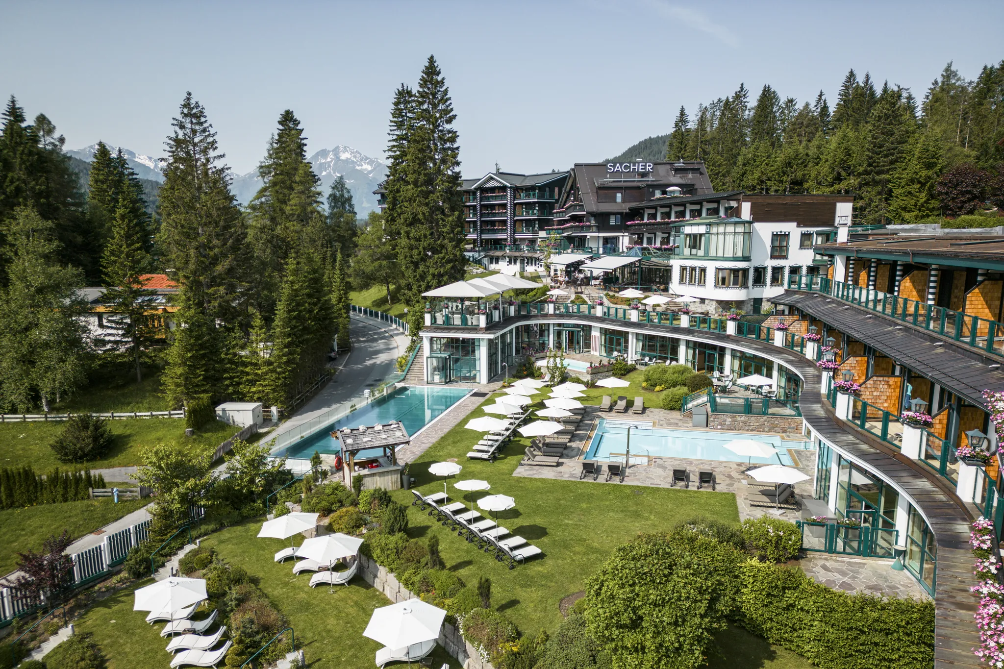 Luftaufnahme des Alpin Resort Sacher, Seefeld in Tirol