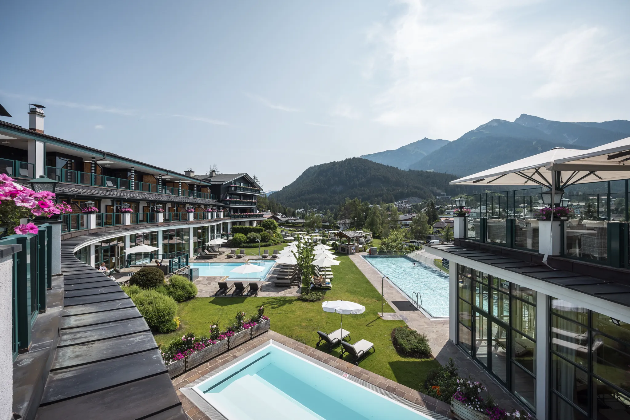 Poolbereich des Alpin Resort Sacher mit Blick auf die Tiroler Berge