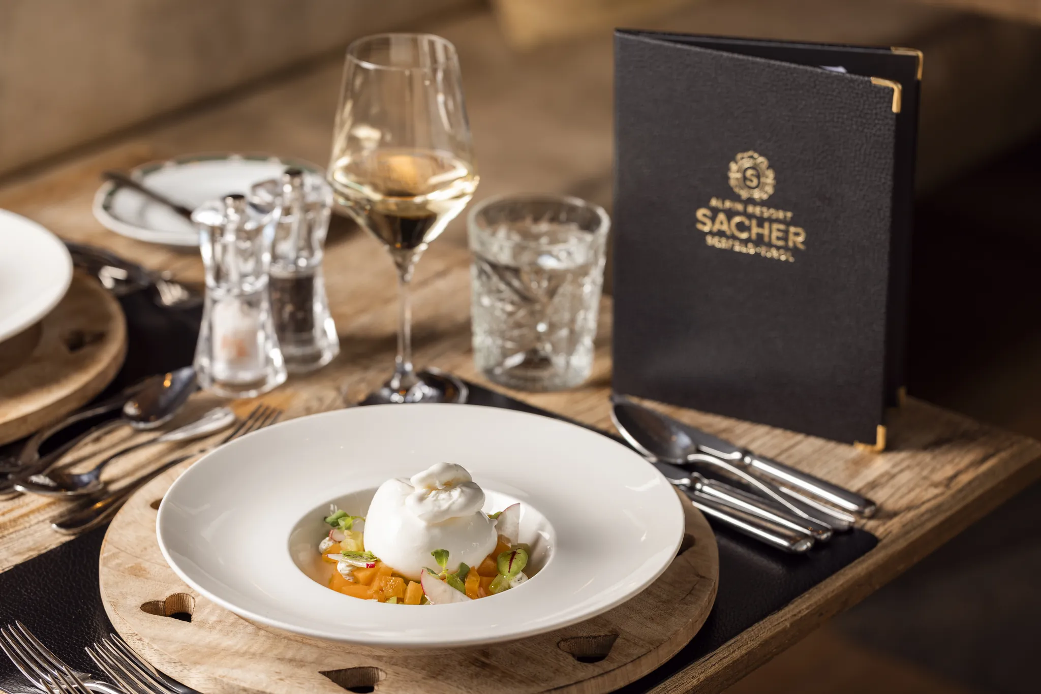 Angerichtetes Gericht im Restaurant des Alpin Resort Sacher