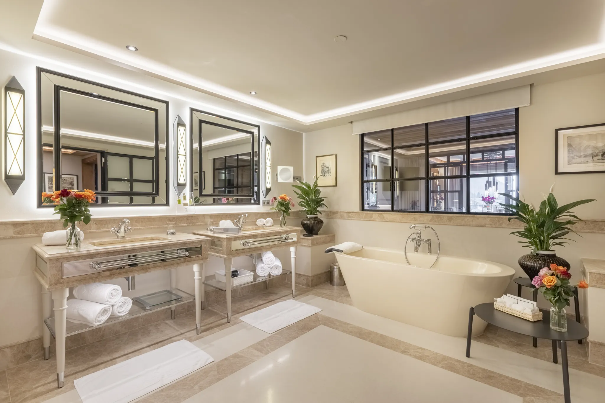 Suite im Alpin Resort Sacher mit warmem Licht