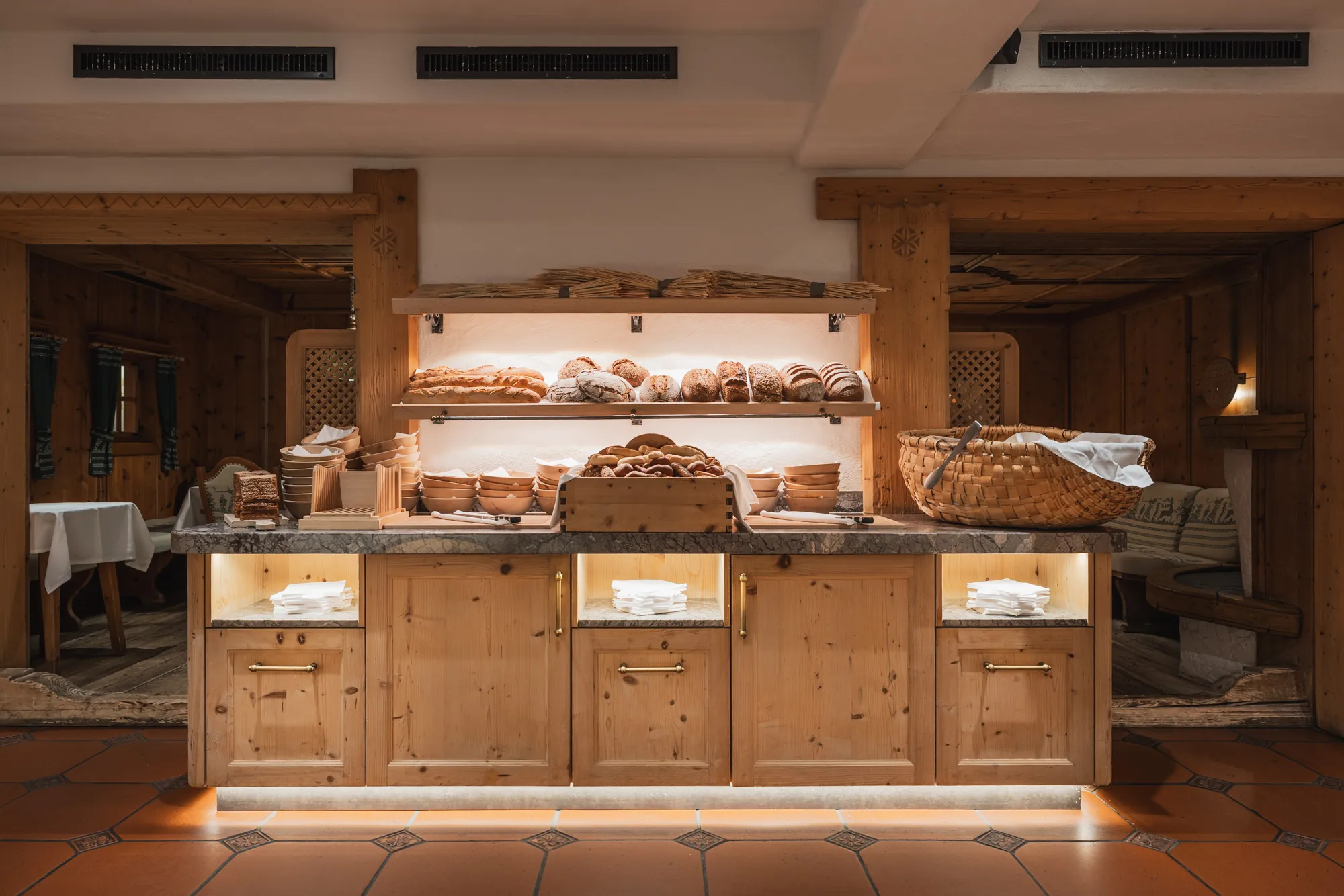 Brotbuffet aus Holz im Frühstücksraum des Stanglwirt