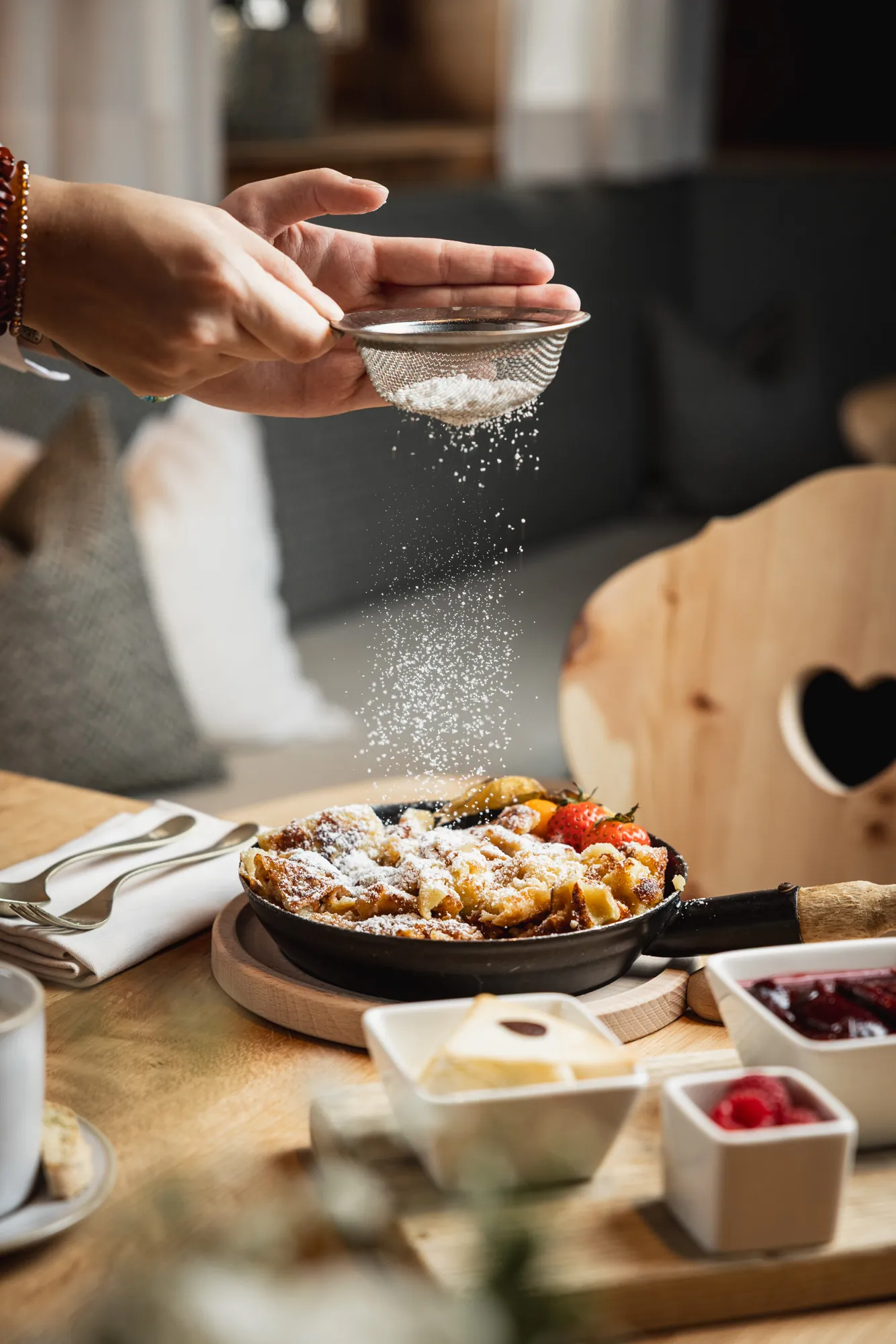 Kaiserschmarrn in der Pfanne wird mit Puderzucker bestäubt, Stanglwirt